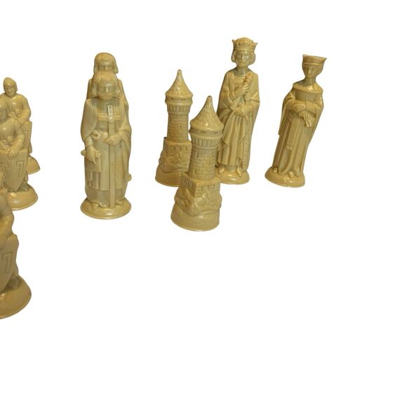 Edwin S Lowe Renaissance Plastic Felt Bottom Chessmen Vintage 32 Pieces - Picture 8 of 13